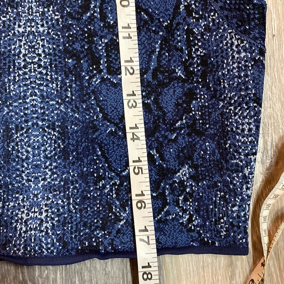 BCBGMAXAZRIA Snake Skin Sleeveless Crop Top - Picture 4 of 7